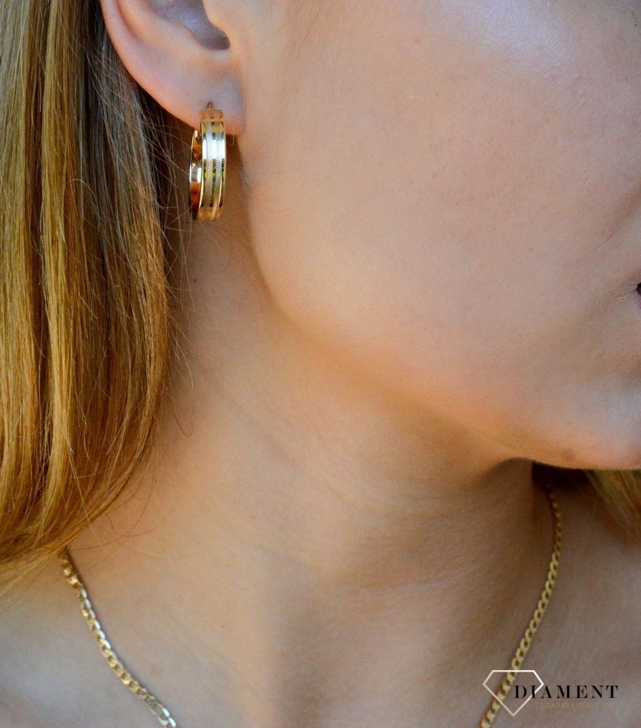 Złote kolczyki damskie 375 kółka z ozdobnym grawerowaniem KL 7104 375.jpg